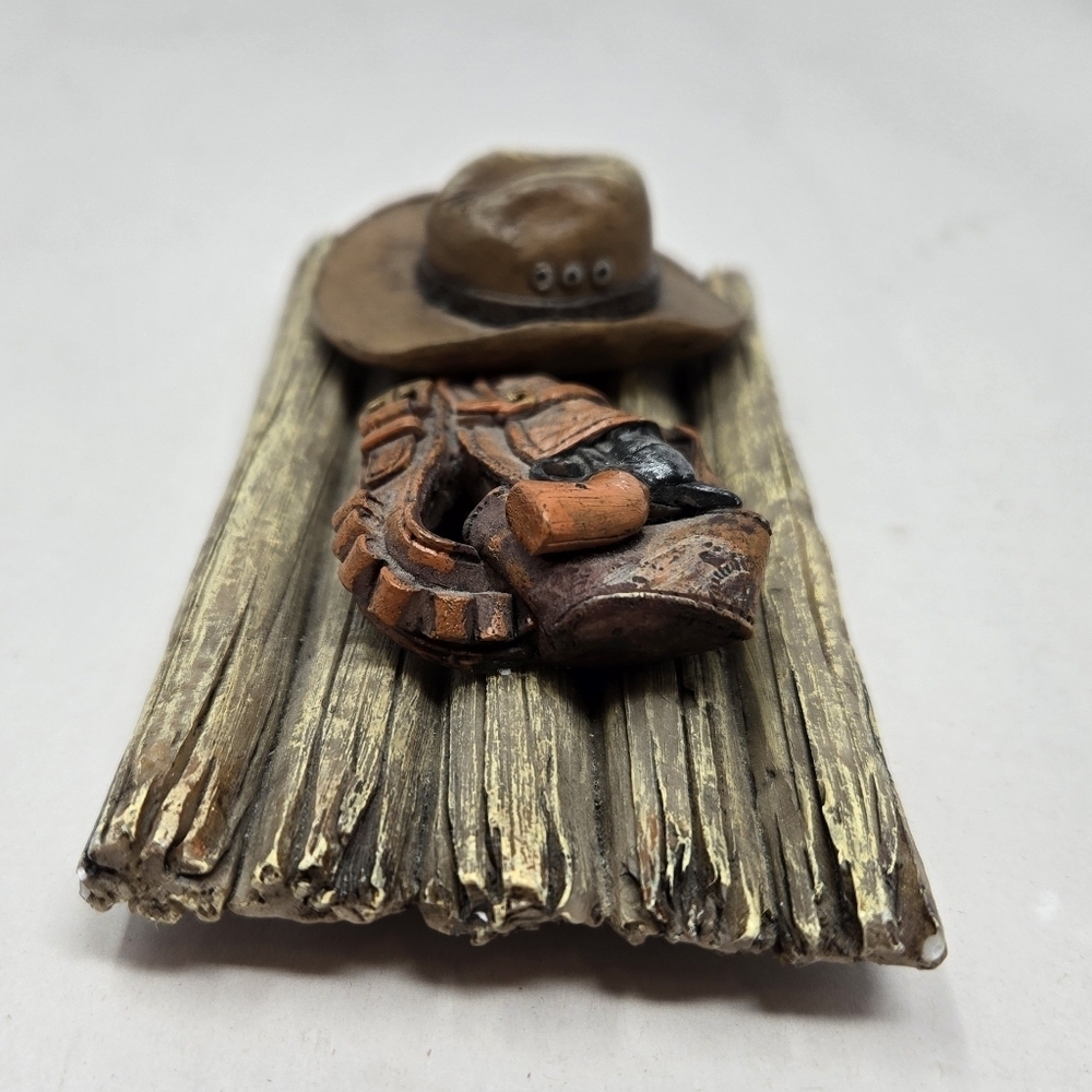 Western Gunslingers Hat Holster & Gun On Faux Wooden Raft Decor Cowboy Western - Picture 2 of 7